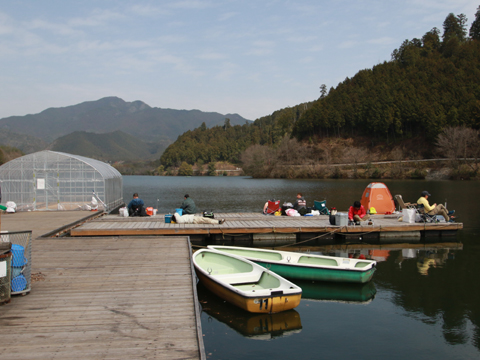 津風呂湖わかさぎ釣り桟橋写真