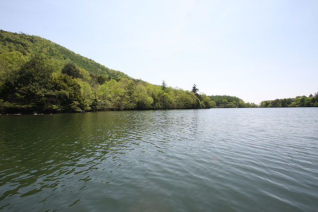 奥日光湯の湖左に兎島を望む写真